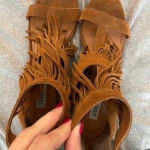 Fringe sandals in tan suede